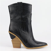 Stiefel mit spitzer Spitze